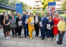 Feier anlässlich des 30-jährigen Bestehens des PBZ Hollabrunn: Pflegedirektorin Karin Mörtel, Bewohnerin Renate Hintringer, Stv. Geschäftsführerin der Gesundheit Weinviertel GmbH Doris Slama, NÖ LGA-Vorstand Gerhard Dafert, Landesrätin Christiane Teschl-Hofmeister, Landtagsabgeordneter Richard Hogl, Bezirkshauptmann Karl-Josef Weiss, Betriebsrätin Jana Janalova, Kaufmännische Direktorin Regina M. Berger, Bewohnerin Josefine Kolesik (1. Reihe vlnr.), Pfarrmoderator Eduard Schipfer, Chefinspektor Martin Koran, Stadträtin
Marlis Schmidt, Direktor in Ruhe Manfred Knotzinger, Direktor in Ruhe Franz Savanjo und der ehemalige Direktor Markus Mattersberger (2. Reihe vlnr.).