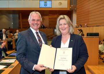 Landtagspräsident Karl Wilfing mit der neuen Dritten Präsidenten des NÖ Landtages, Elvira Schmidt.