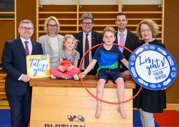 Überzeugten sich vom Programm „Bewegte Klasse“ der „Tut gut!“ Gesundheitsvorsorge in der Volksschule St. Pölten-Radlberg: Bildungsminister Martin Polaschek (3.v.l.), die niederösterreichischen Landesräte Christiane Teschl-Hofmeister (r.) und Ludwig Schleritzko (l.) sowie Alexandra Pernsteiner-Kappl (Geschäftsführerin der „Tut gut!“ Gesundheitsvorsorge) und Karl Fritthum (Bildungsdirektor für Niederösterreich)