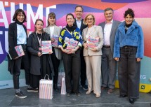 (v.l.n.r.) Kuratorin Maria Prantl, Architektin Carol Kofler, die Kuratorinnen Joanna Wiseman und Renate Woditschka, Kurator Christian Rapp, Landeshauptfrau Johanna Mikl-Leitner, Geschäftsführer Erwin Klissenbauer und Musikerin Ina Regen.