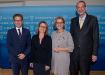 Von links nach rechts: Der Vizerektor für Lehre und wissenschaftliche Weiterbildung der Donau-Universität Krems Thomas Ratka, die Vizerektorin für Forschung Viktoria Weber, Landeshauptfrau Johanna Mikl-Leitner und Bundesminister Heinz Faßmann.