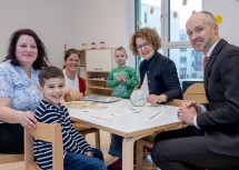 Familien-Landesrätin Christiane Teschl-Hofmeister mit (v.re.)  OeNB Direktor Josef Meichenitsch, Muhammed Adem Gevsek, Kindergartenleiterin Elisabeth Reischer, Carina Berthold (OeNB) und Mark-Florin Chis.