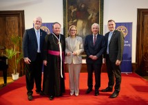 (v.l.n.r.) Ralf Peters (Governor Rotary Distrikt 1910), Anton Höslinger (Propst Stift Klosterneuburg), Landeshauptfrau Johanna Mikl-Leitner, Richard Limbeck (Präsident RC Klosterneuburg) und Christoph Kaufmann (Bürgermeister Klosterneuburg).