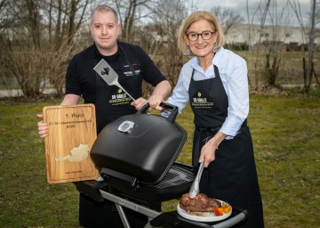 Landeshauptfrau Johanna Mikl-Leitner mit dem Pielachtaler Grill-Champion Jürgen Gschwendtner.