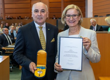 Primar Johann Pidlich, ehemaliger ärztlicher Direktor des Landesklinikums Baden-Mödling, erhielt das „Silberne Komturkreuz des Ehrenzeichens für Verdienste um das Bundesland Niederösterreich“.