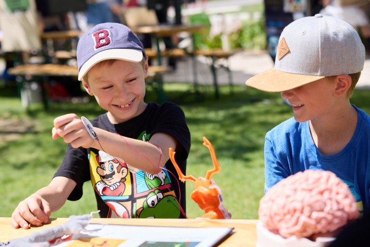 mit spannenden Forschungsstationen,…