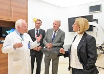 Prof. Dr. Eugen B. Hug, Landesrat Jochen Danninger, Aufsichtsratsvorsitzender und Bürgermeister Klaus Schneeberger und Landeshauptfrau Johanna Mikl-Leitner in einem Behandlungsraum des MedAustron