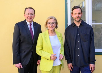 Landeshauptfrau Johanna Mikl-Leitner und Bürgermeister Matthias Stadler mit dem kuratorischen Leiter der Tangente, Tarun Kade.