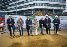 (v.l.) Erich Laller, technischer Geschäftsbereichsleiter der Swietelsky AG, Peter Krammer, CEO der Swietelsky AG, Flughafen-Vorstand Günther Ofner, Landeshauptfrau Johanna Mikl-Leitner, Oliver Oszwald, Architektenbüro KNP architects, Stefan Kovacs, Bereichsleiter Bau der Flughafen Wien AG, und Wolfgang Scheibenpflug, Geschäftsbereichsleiter Immobilien- und Standortmanagement der Flughafen Wien AG.