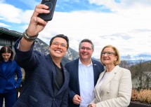 (v.l.n.r.) Anil W. Rai, Geschäftsführer im Verband der Bahnindustrie, Christian Diewald, Geschäftsführer von Stadler Rail Austria und Präsident des Verbandes der Bahnindustrie, Landeshauptfrau Johanna Mikl-Leitner.