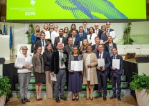 Landeshauptfrau Johanna Mikl-Leitner (vorne, 3.v.r.) mit allen Preisträgerinnen und Preisträgern bei der Wissenschaftsgala 2019 im Auditorium in Grafenegg