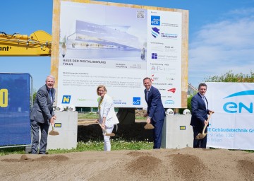 Nahmen den Spatenstich vor, von links nach rechts: Aufsichtsratsvorsitzender der FH Wiener Neustadt Klaus Schneeberger, Landeshauptfrau Johanna Mikl-Leitner, Digitalisierungslandesrat Jochen Danninger und Tullns Bürgermeister Peter Eisenschenk.