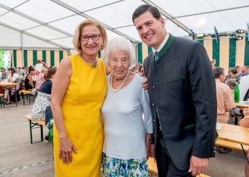 50-Jahr-Feier der Stadt Wolkersdorf. Im Bild von links nach rechts: Landeshauptfrau Johanna Mikl-Leitner, Zeitzeugin Maria Withalm (Gattin des ehemaligen Vizekanzlers Hermann Withalm) und Bürgermeister Dominic Litzka.