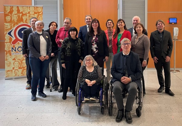 Das Foto zeigt die Mitglieder und Ersatzmitglieder des NÖ Monitoringausschusses