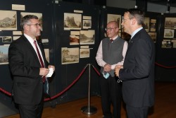  (v.l.n.r.) Landesrat Ludwig Schleritzko, Ralph Andraschek-Holzer (Ausstellungskurator), Roman Zehetmayer (Abteilungsleiter NÖ Landesarchiv & NÖ Landesbibliothek)