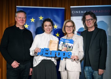 (v.l.) Clemens Kopetzky (GF Cinema Paradiso St. Pölten), Ursula Strauss, Landeshauptfrau Johanna Mikl-Leitner und Alexander Syllaba (GF Cinema Paradiso St. Pölten).
