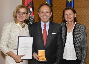 Landeshauptfrau Johanna Mikl-Leitner überreichte Universitätsprofessor Herbert Frank das „Große Goldene Ehrenzeichen“ des Landes NÖ, im Bild auch Gattin Yasmin Frank