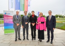 Vor der Firmenzentrale (von links): Thomas Leysen (Chair Supervisory Board DSM), Dimitri de Vreeze (Co-CEO Royal DSM), Geraldine Matchett (Management DSM International), Landeshauptfrau Johanna Mikl-Leitner und Botschafter Aldrik Gierveld.