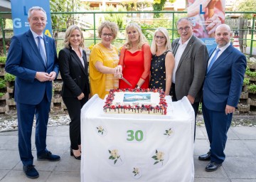 Große Torte zum 30-Jahr-Jubiläum: NÖ LGA-Vorstand Gerhard Dafert, die Stellvertretende Geschäftsführerin Gesundheit Weinviertel GmbH Doris Slama, Landesrätin Christiane Teschl-Hofmeister, Kaufmännische Direktorin Regina M. Berger, Pflegedirektorin Karin Mörtel, Landtagsabgeordneter Richard Hogl und Bezirkshauptmann Karl-Josef Weiss.