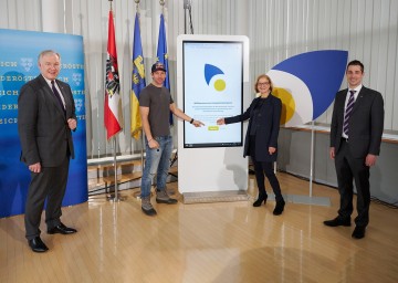 Stellten den neuen „NÖ Kompetenzkompass“ vor (v. l.): Landesrat Martin Eichtinger, Snowboarder und Testimonial Benjamin Karl, Landeshauptfrau Johanna Mikl-Leitner und Geschäftsführer Martin Etlinger.