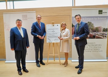 IST Austria-Präsident Thomas Henzinger, Bundesminister Heinz Faßmann, Landeshauptfrau Johanna Mikl-Leitner und Bürgermeister Stefan Schmuckenschlager (v.l.n.r.) vor der unterzeichneten 15a-Vereinbarung zur Zukunft des Institute of Science and Technology Austria (IST) in Klosterneuburg