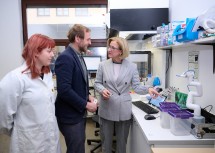 Landeshauptfrau Johanna Mikl-Leitner beim Rundgang durch den Makerspace mit Patrik Aspermair.