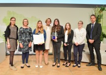 Landeshauptfrau Johanna Mikl-Leitner (4.v.l.) mit den Gewinnerinnen des „Science Fair“-Wettbewerbs aus der NMS Raabs an der Thaya