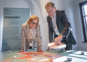 Beim Rundgang durch die neue Ausstellung „Träume…träumen“ auf der Schallaburg: Landeshauptfrau Johanna Mikl-Leitner mit Kurator Christian Rapp.
