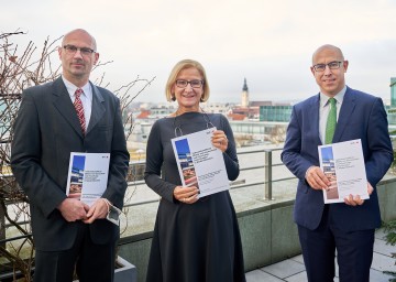 (von links) Studienautor Gerhard Streicher, Landeshauptfrau Johanna Mikl-Leitner und WIFO-Direktor Gabriel Felbermayr informierten zu den volkswirtschaftlichen Effekten von Hochschulen und Forschungseinrichtungen in NÖ