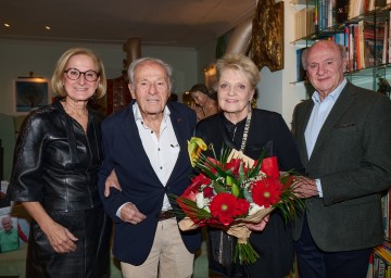 Landeshauptfrau Johanna Mikl-Leitner, Jubilar Wili Stift mit Gattin Christiane und Landeshauptmann a. D. Erwin Pröll (v. l. n. r.).