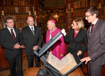 Präsentierten das Projekt „Skriptorienforschung im Niederösterreich des 12. Jahrhunderts“: Martin Haltrich, Bibliothekar des Stiftes Klosterneuburg, Markus Seidl (FH St. Pölten), Propst Bernhard Backovsky, Landeshauptfrau Johanna Mikl-Leitner und Wirtschaftsdirektor Andreas Gahleitner (von links nach rechts).