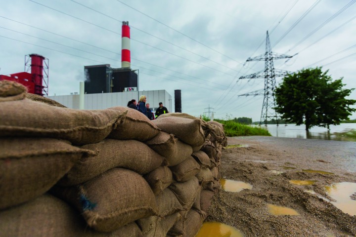 Sandsäcke vor dem Kraftwerk