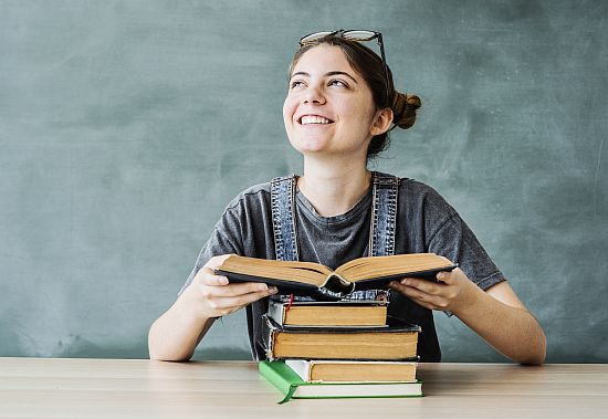 Studentin mit Büchern